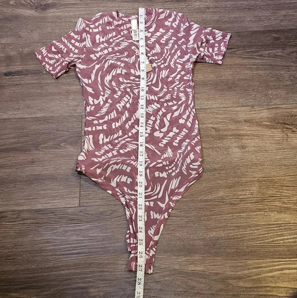 Skims Summer Mesh Raspberry Swirl T Shirt Bodysuit SZ M - Picture 9 of 13